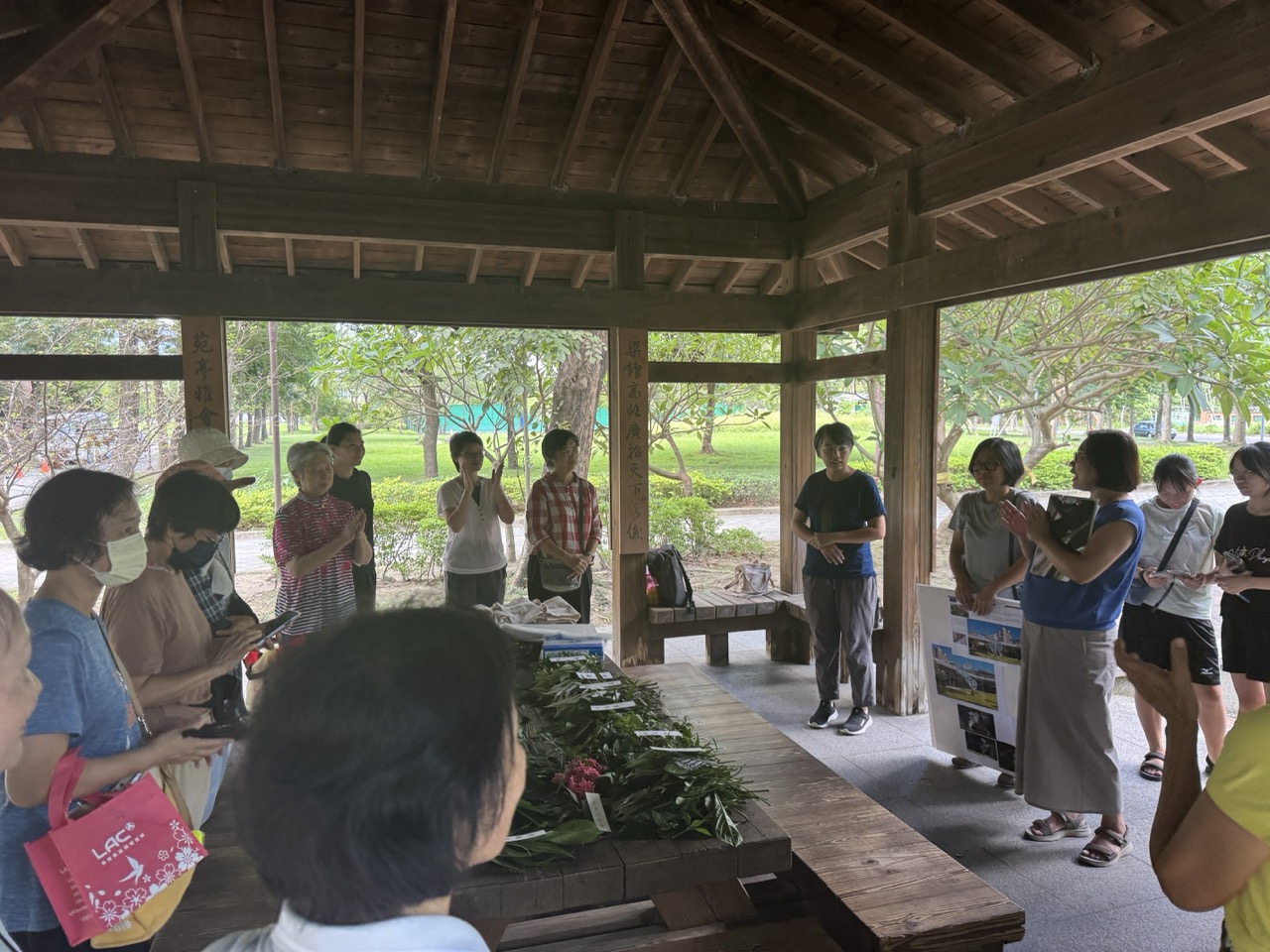植物移印工作坊 - 參與者體驗移印技法